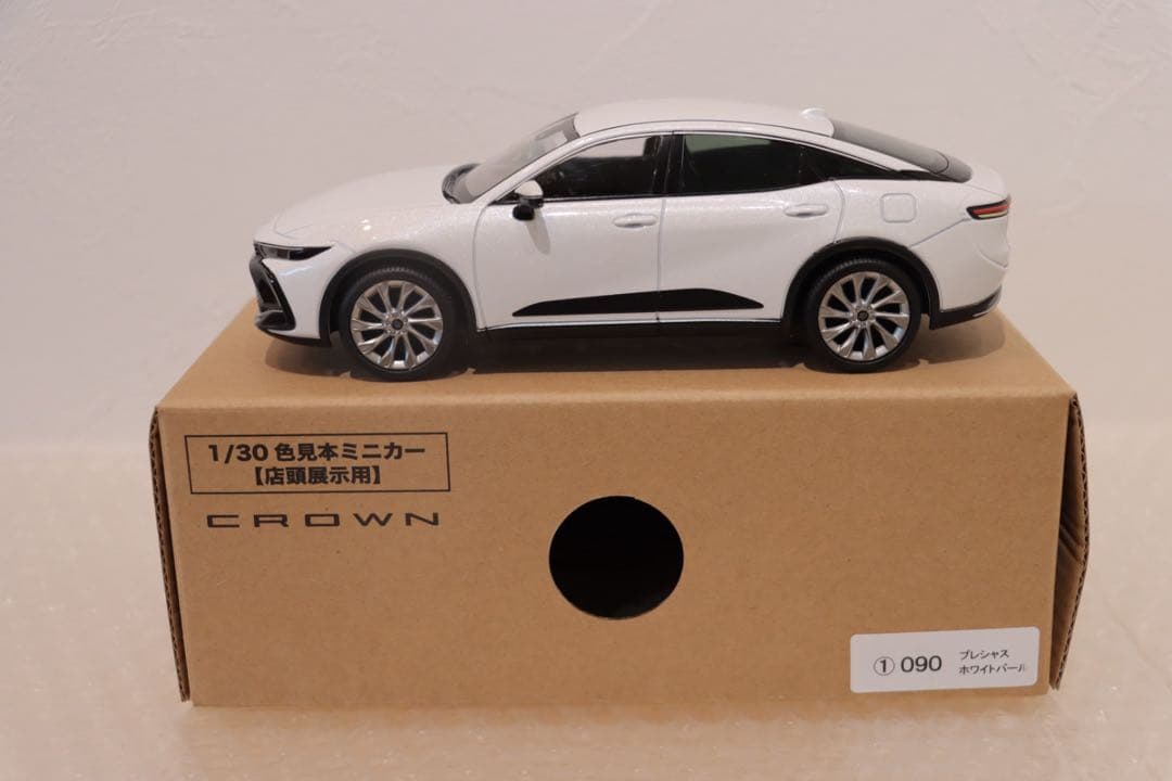 クラウン　SUV カラーサンプルミニカー　非売品　プレシャスホワイトパール