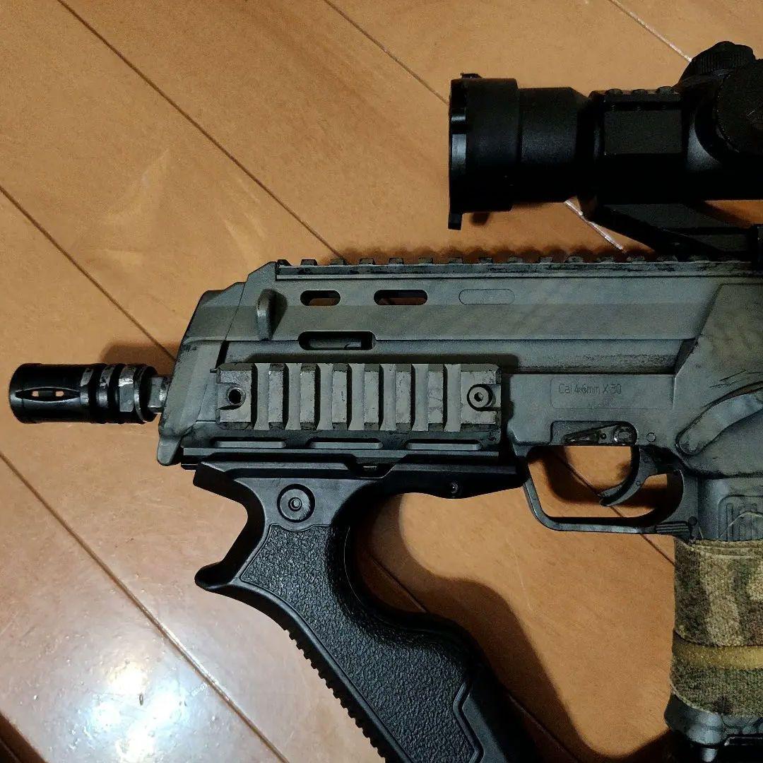 東京マルイMP7　ガスブローバック　サイト付き　迷彩塗装　グリップ付き