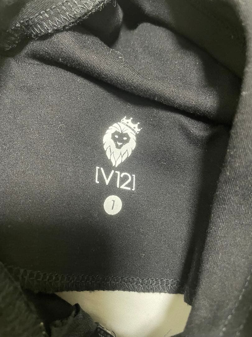 V12 パーカー