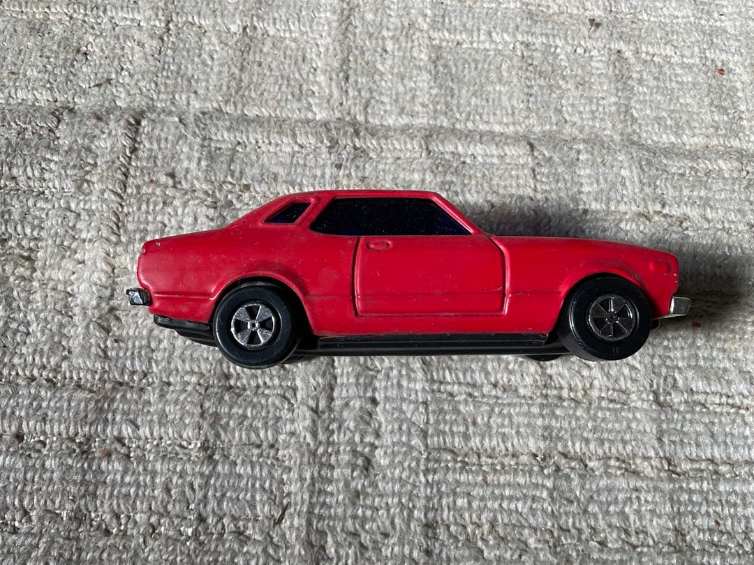 日産ブルーバードのブリキカー／丈夫で安全　イチコーのおもちゃ。【美品　箱無し】。