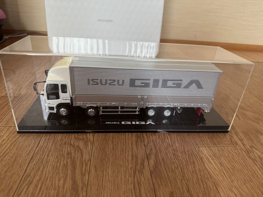 ISUZU GIGA トラックシルバー ケース付き　イスズ　非売品