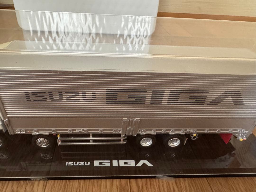 ISUZU GIGA トラックシルバー ケース付き　イスズ　非売品
