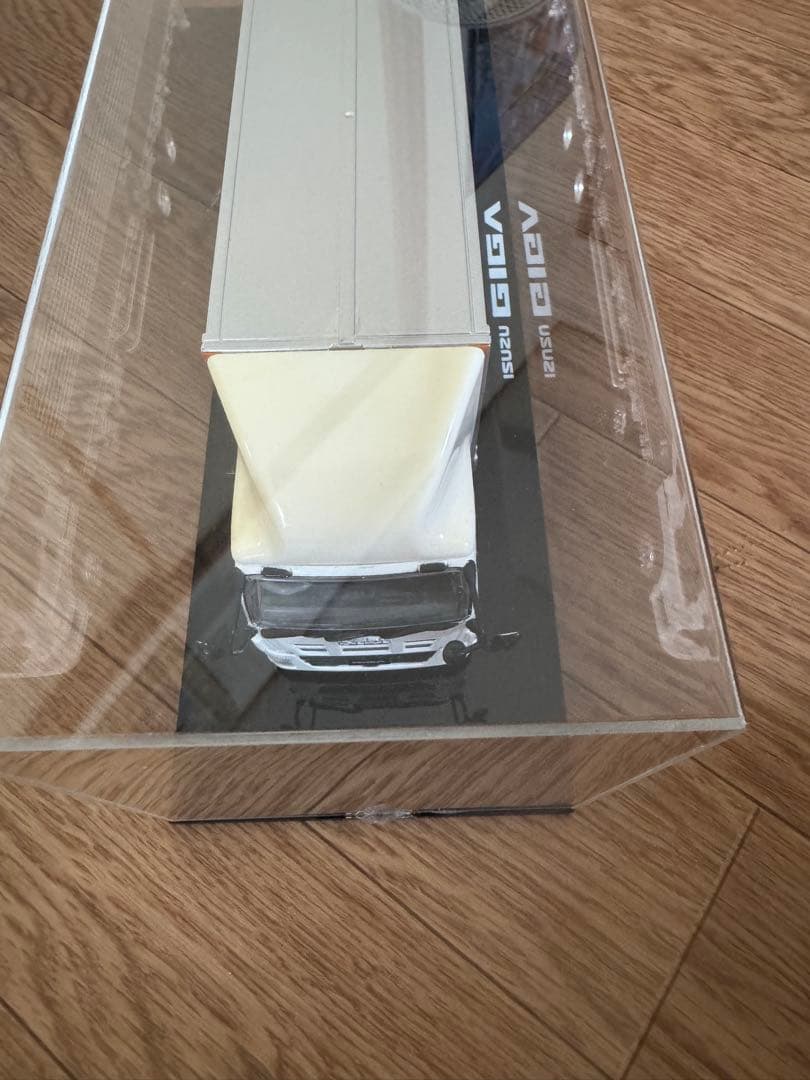 ISUZU GIGA トラックシルバー ケース付き　イスズ　非売品