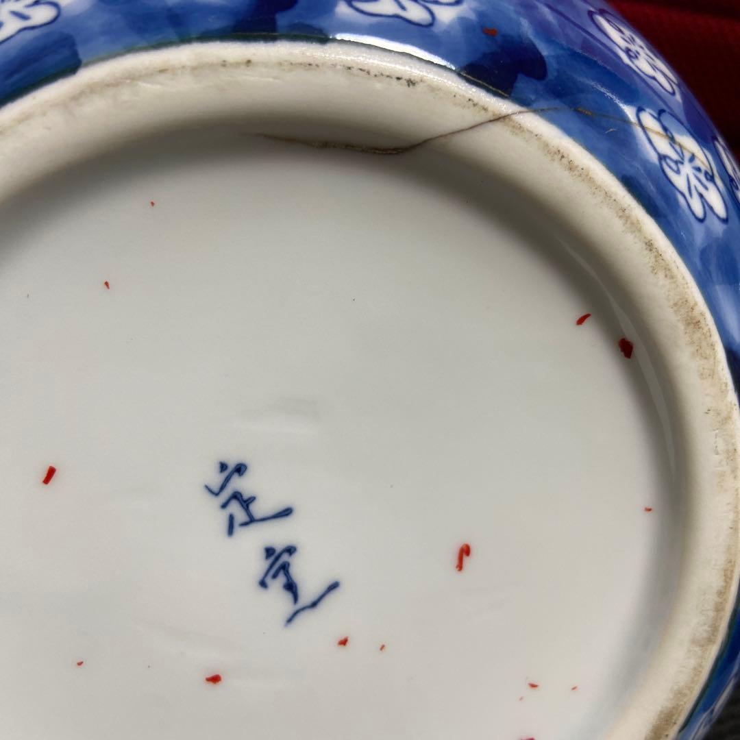 青色と白色の花模様の茶碗