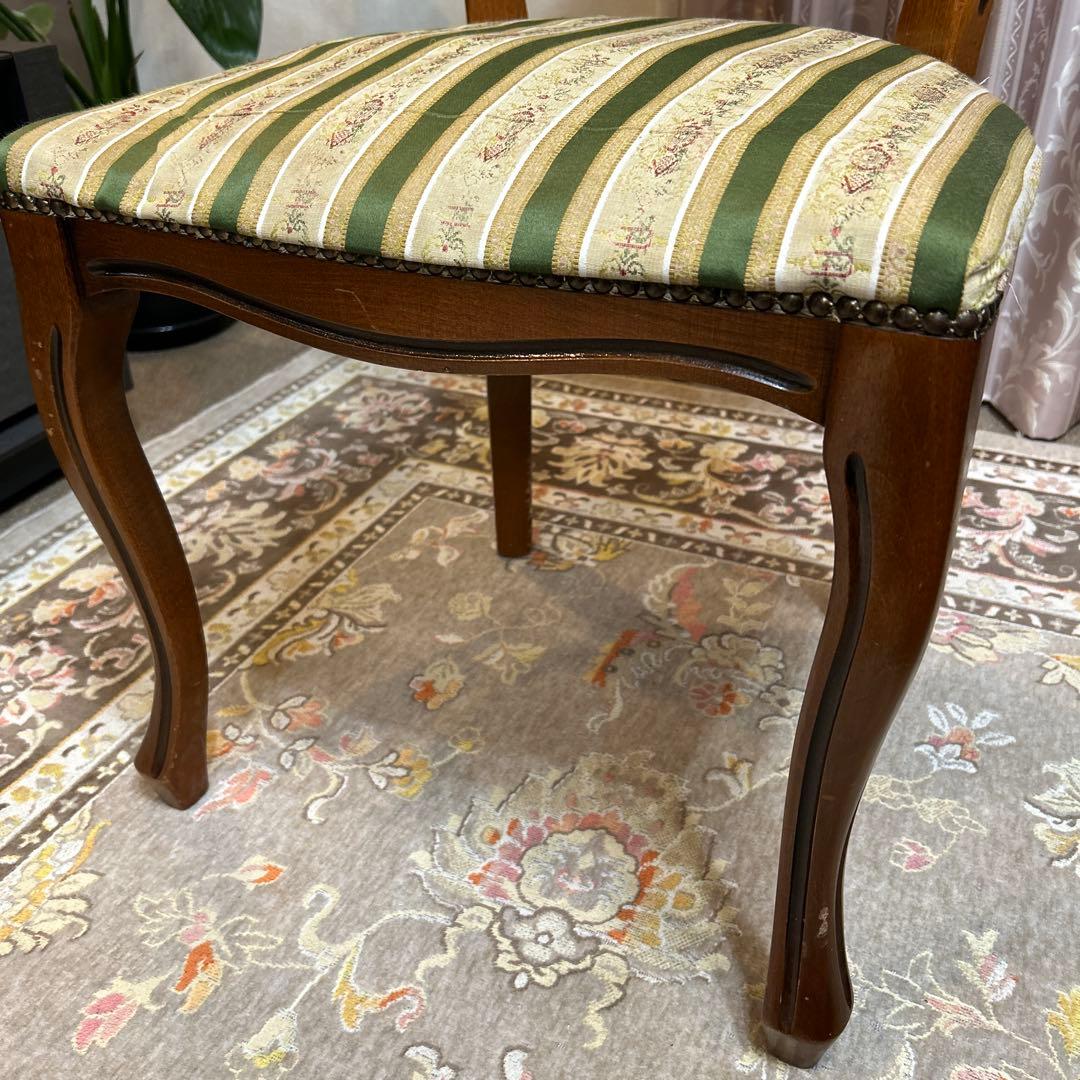 クラシックスタイルのダイニングチェア