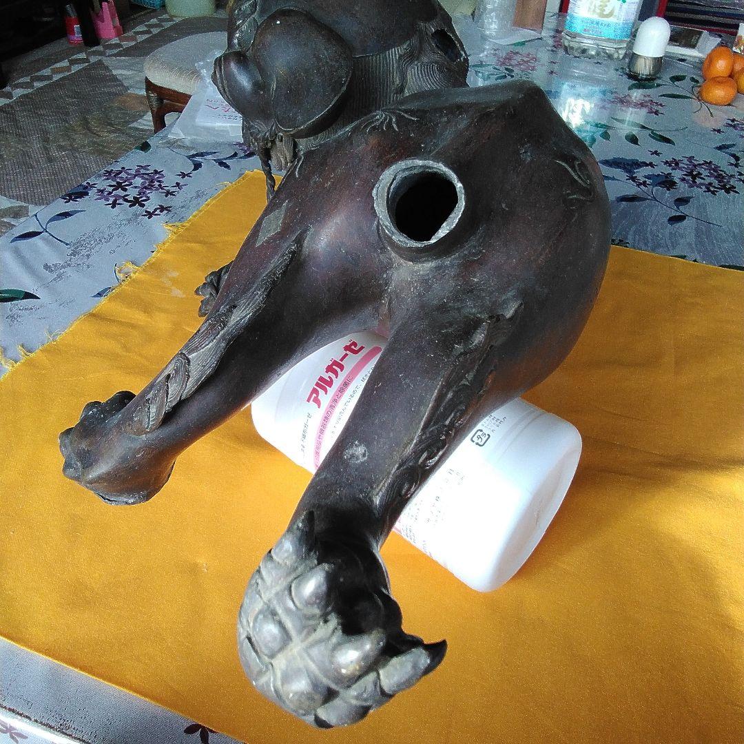 唐金の獅子置物。