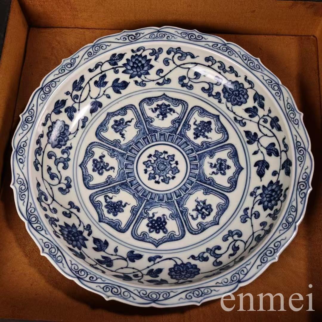 中国古美術・旧蔵磁器・吉祥八宝青花磁器皿・純手描き・文房具・置物・観賞皿・箱付き