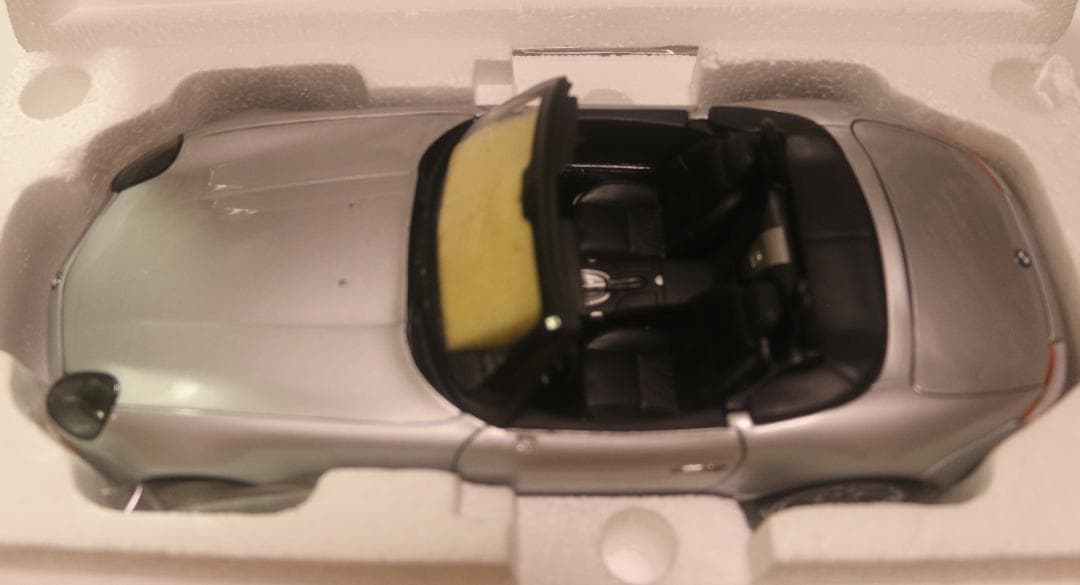 Z8 「007 ワールドイズノットイナフ」バージョン １／１８中古品