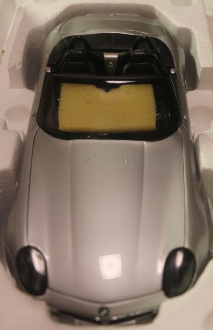  Z8 「007 ワールドイズノットイナフ」バージョン １／１８中古品