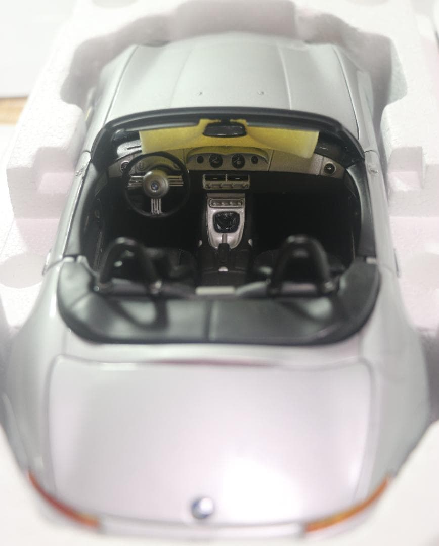  Z8 「007 ワールドイズノットイナフ」バージョン １／１８中古品