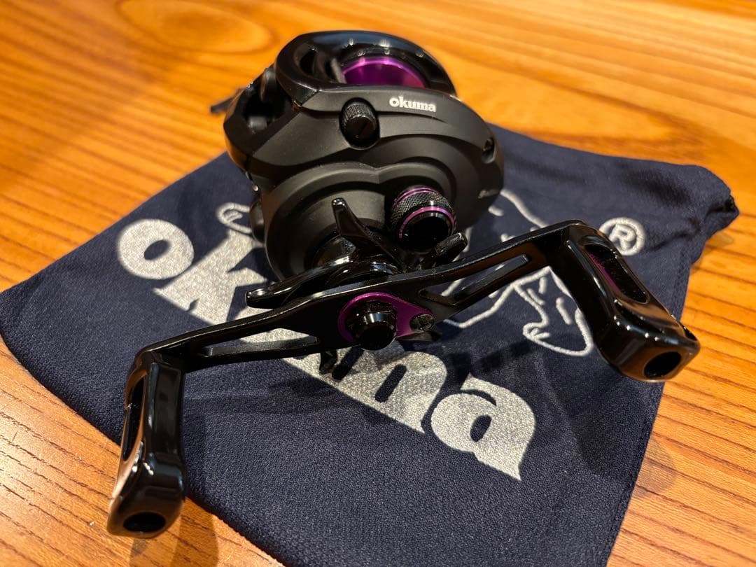 Okuma ベイトリール 黒紫 収納袋付き