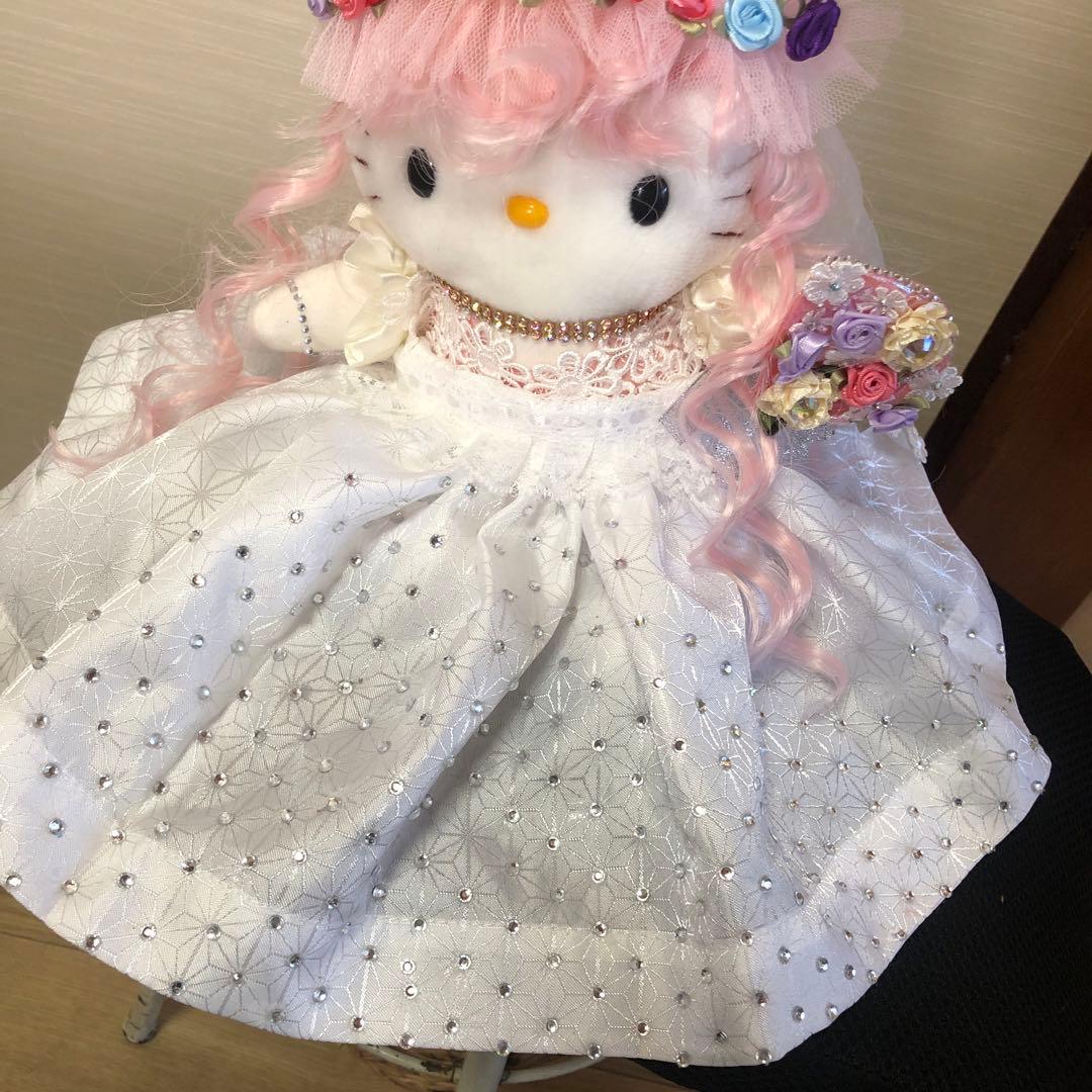 ウェディングドレスを着たハローキティ