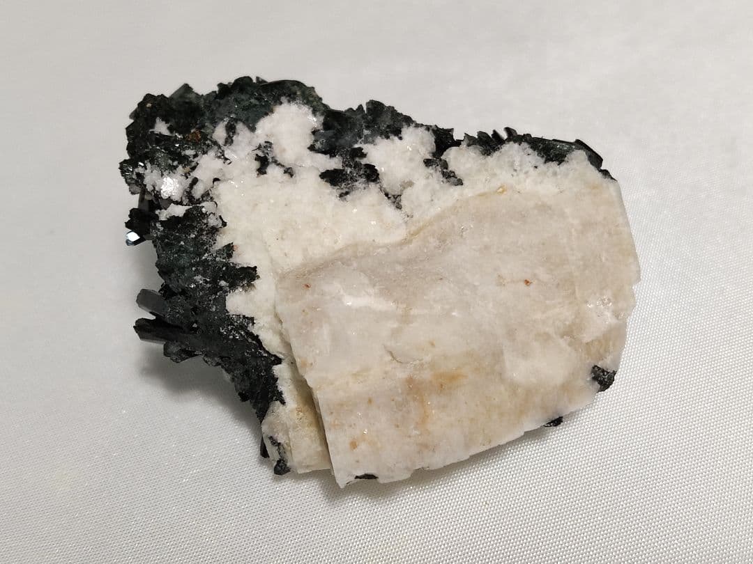 パワーストーン　天然石　原石　エジリン輝石　33g　No.159