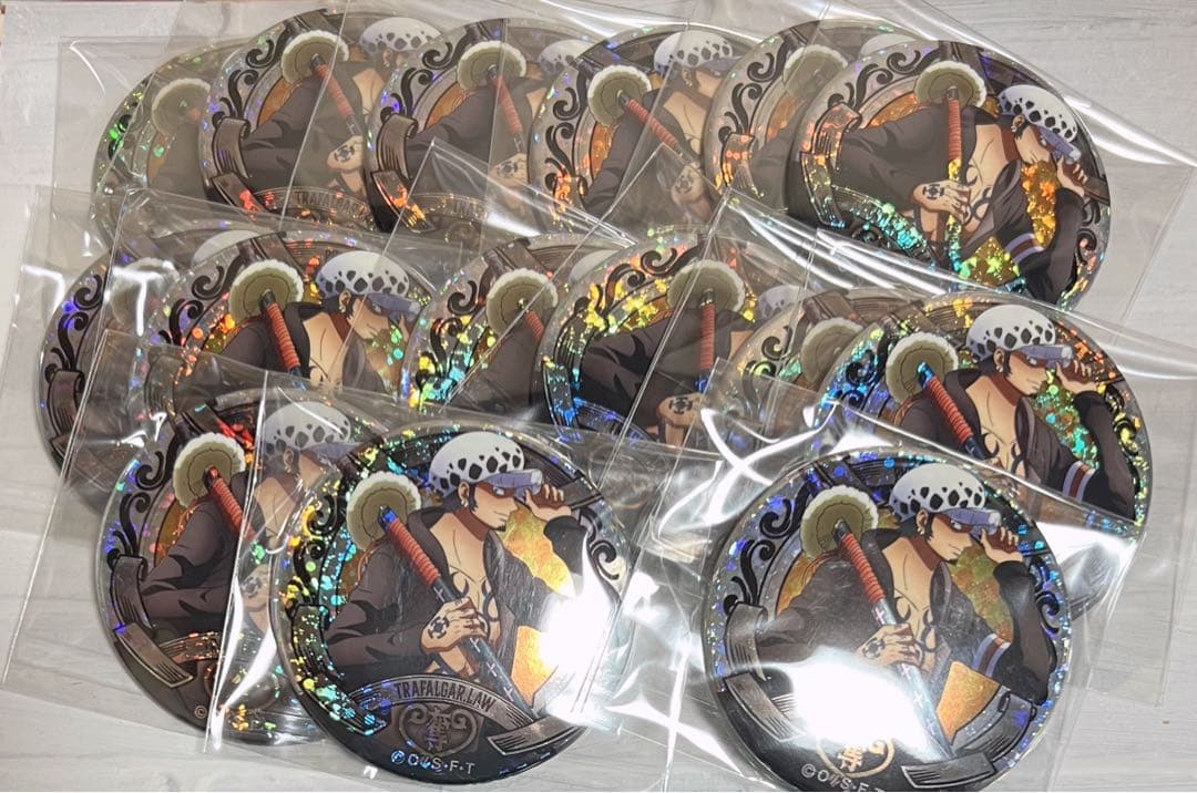 ONE PIECE 輩缶バッジ SHINE トラファルガー・ロー