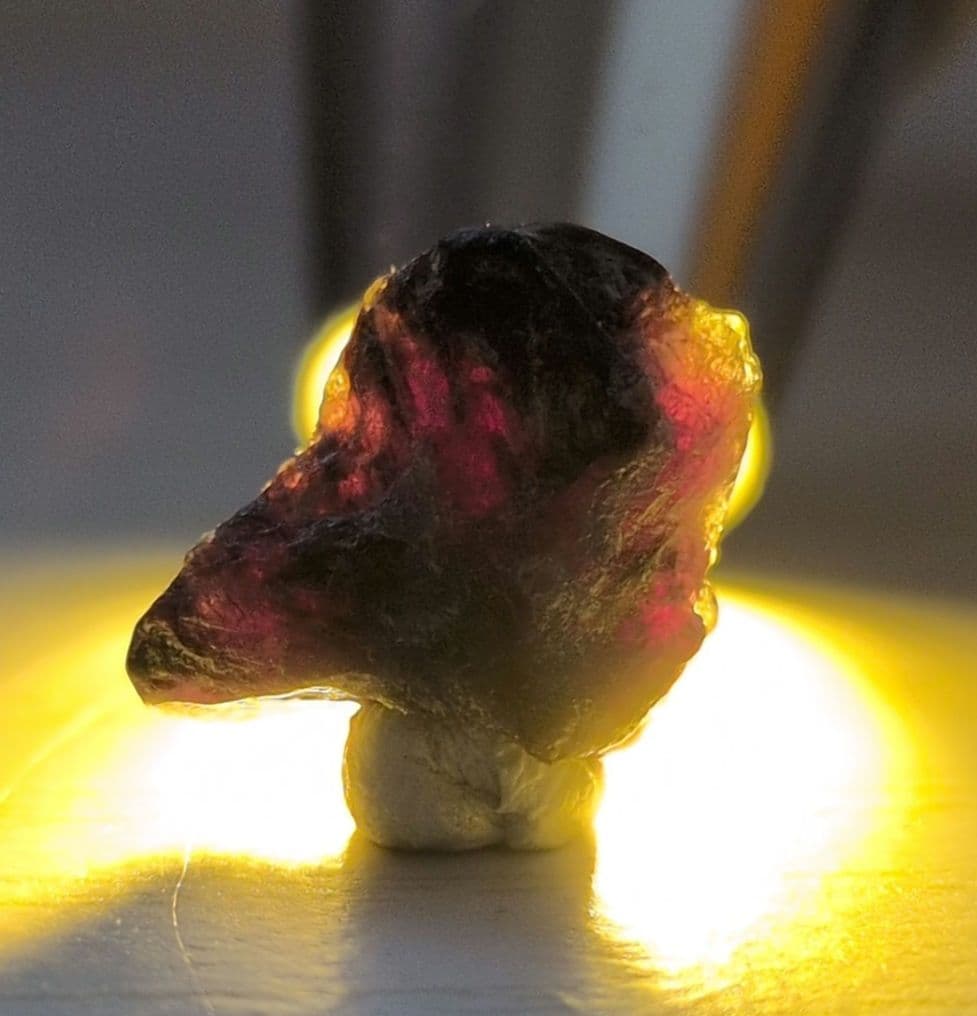 アレキサンドライト　希少宝石鉱物標本