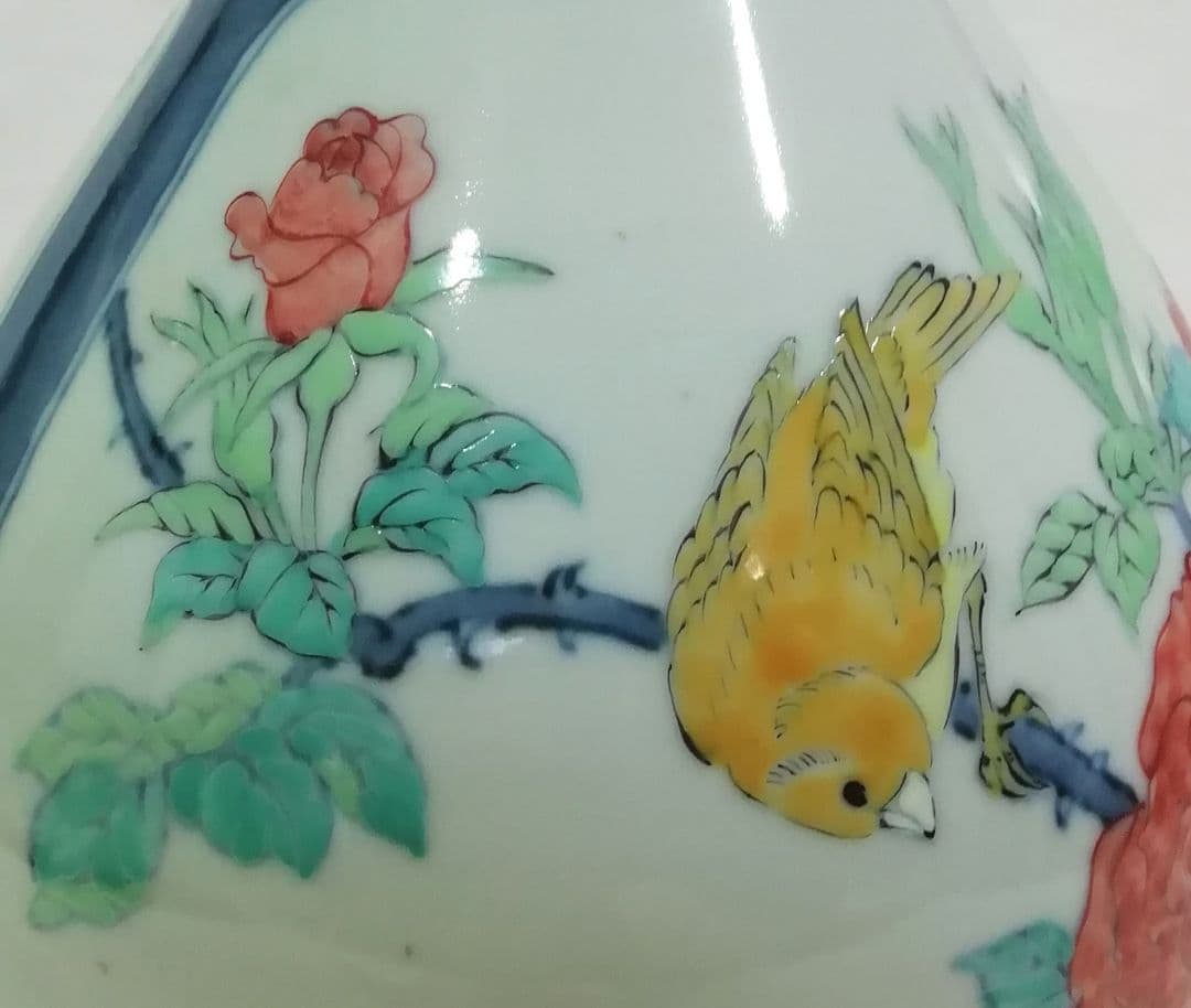 五代　佐藤走波の豪華な\"色絵花鳥文大花瓶\"です。