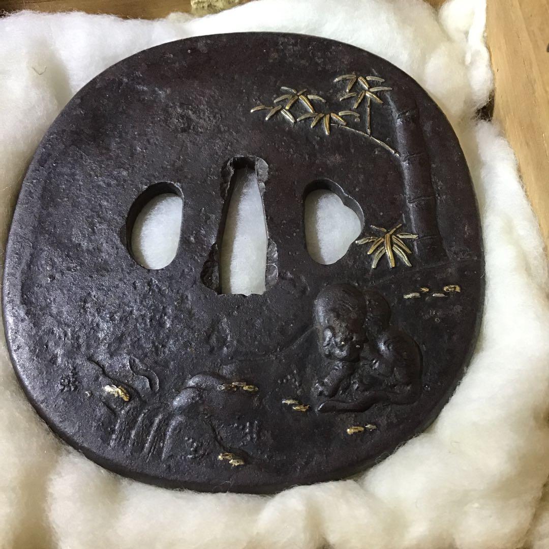 鉄地木瓜形高彫色絵象嵌鍔　「竹林に虎」　大鍔　径95㎜厚さ13㎜江戸時代保証　書