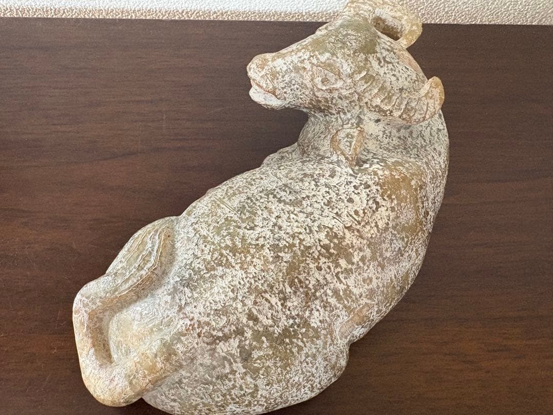 石？玉？の牛の中国的置物　角アリ　25cm、2.3 kg