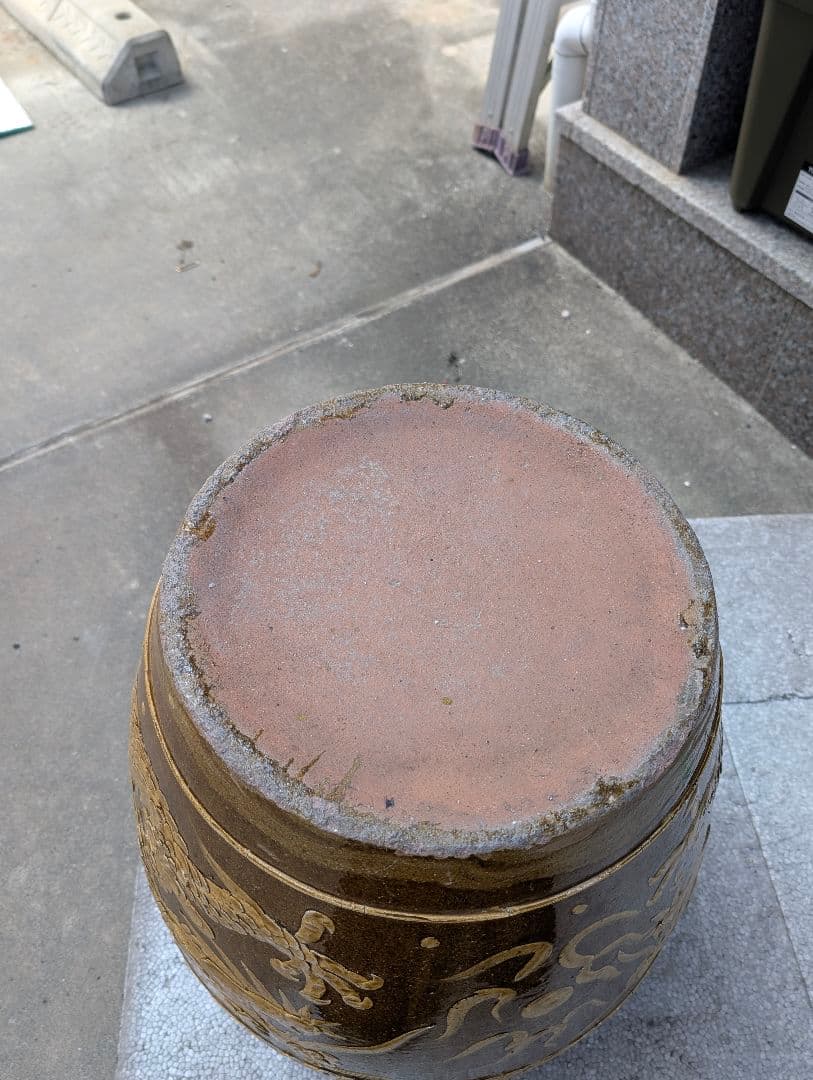 装飾的な彫刻の陶器の壺 約28cm
