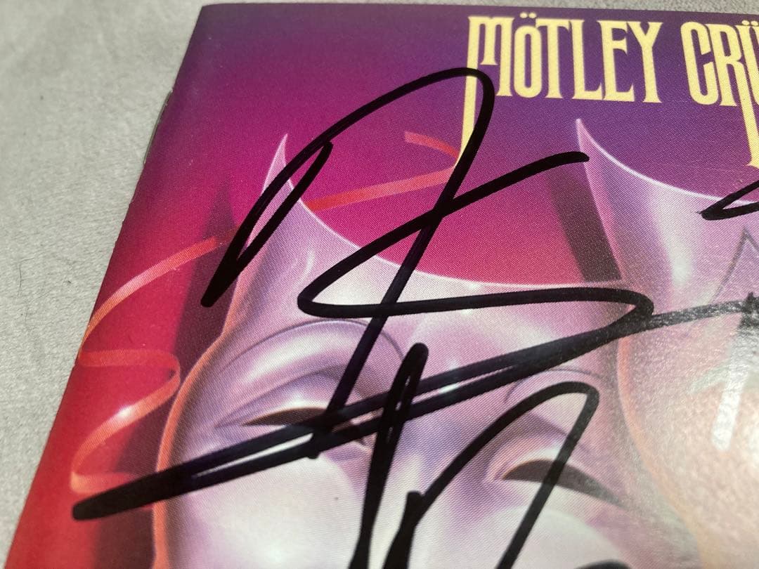 レアMötley Crüe サインCD モトリー クルー　motley crue