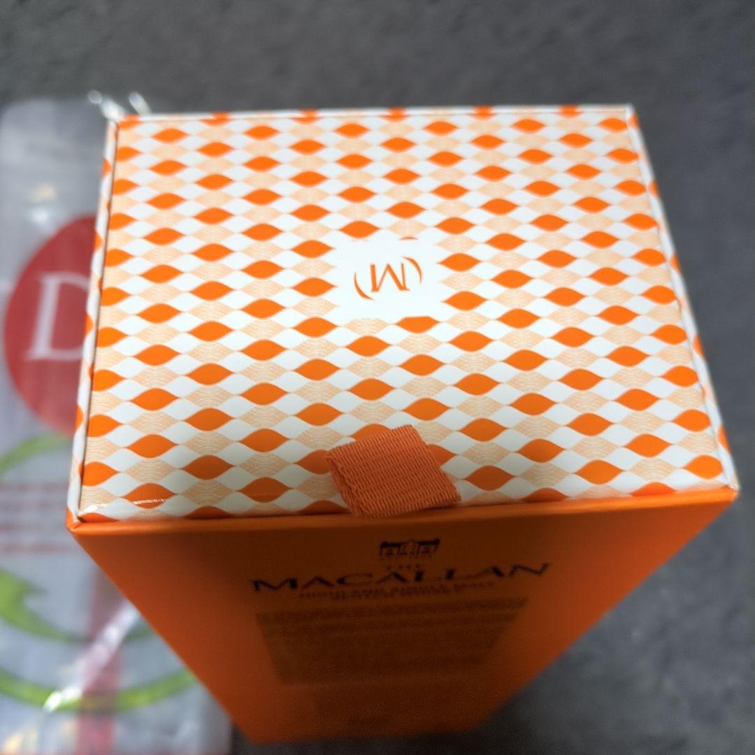 【日本未販売／海外免税店限定商品】マッカラン１８年 カラーコレクション700ml