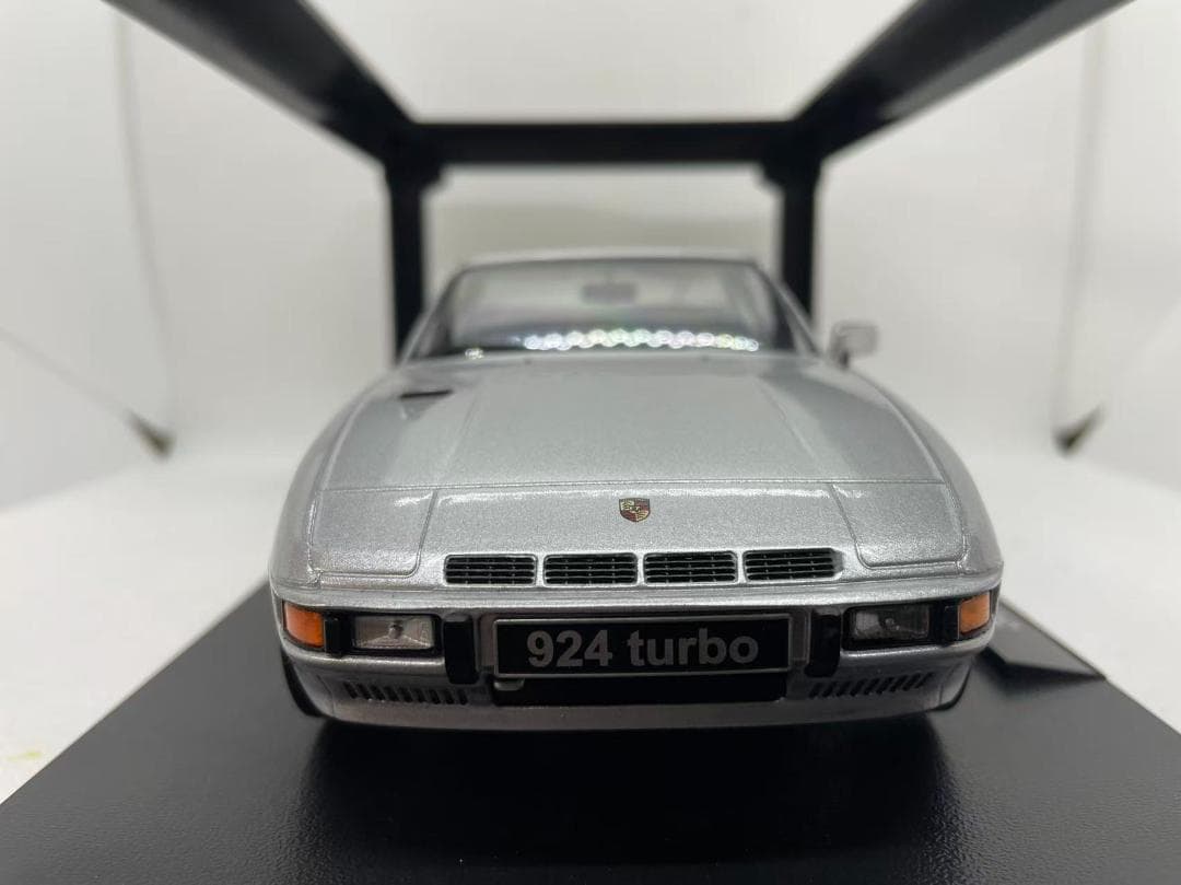 301-040 KK 1/18 ポルシェ 924 Martini 1985