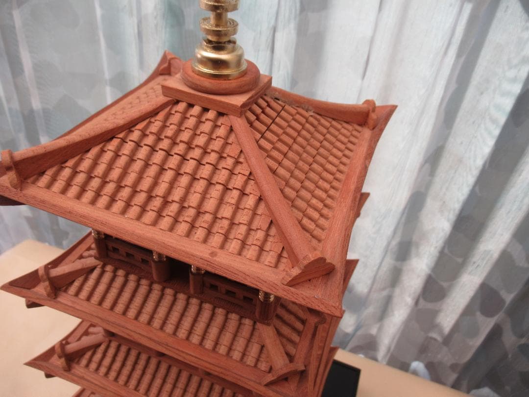 【修理品】五重塔模型　　大きさ：幅約２２×奥行２２×高さ６０ｃｍ　縮尺約１／５０