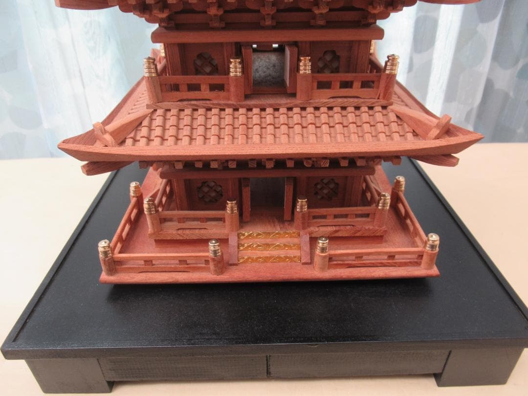 【修理品】五重塔模型　　大きさ：幅約２２×奥行２２×高さ６０ｃｍ　縮尺約１／５０