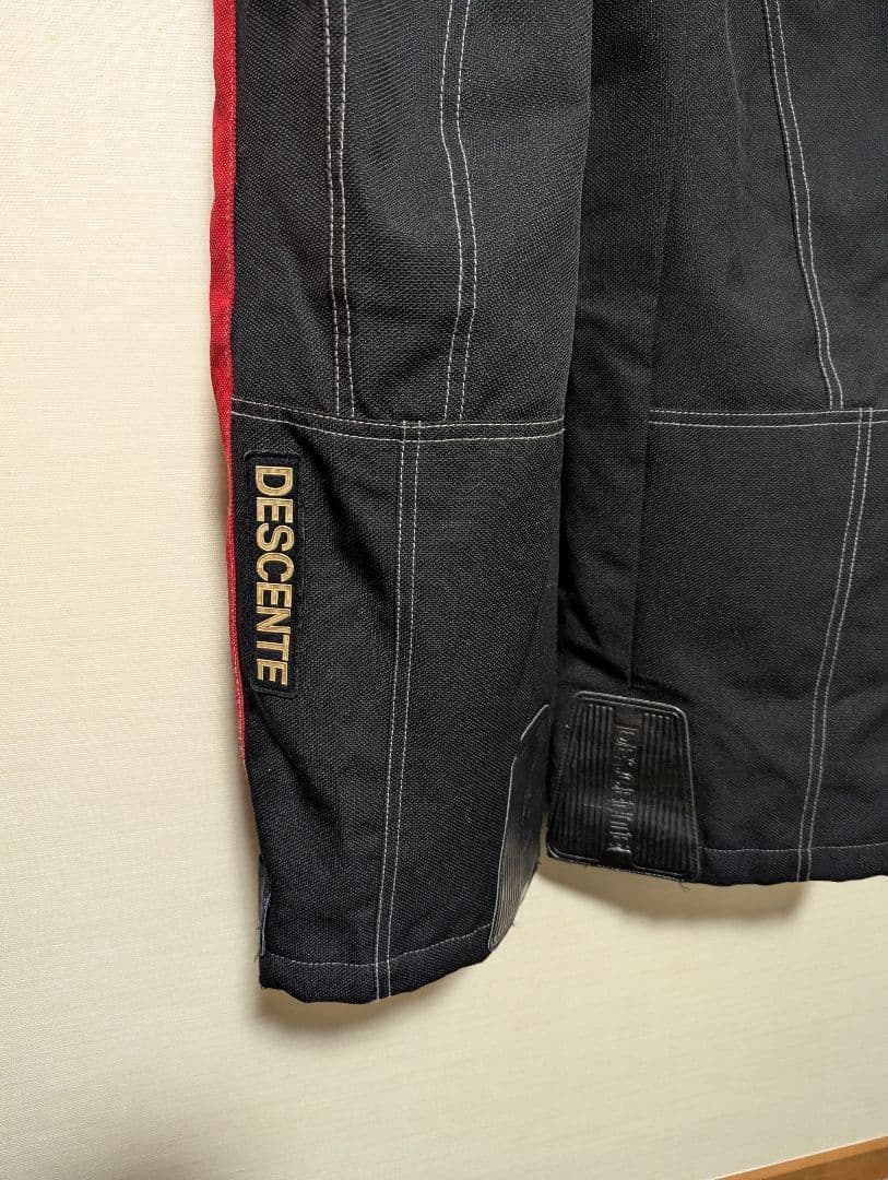 DESCENTE サスペンダー付きオーバーオール 黒赤