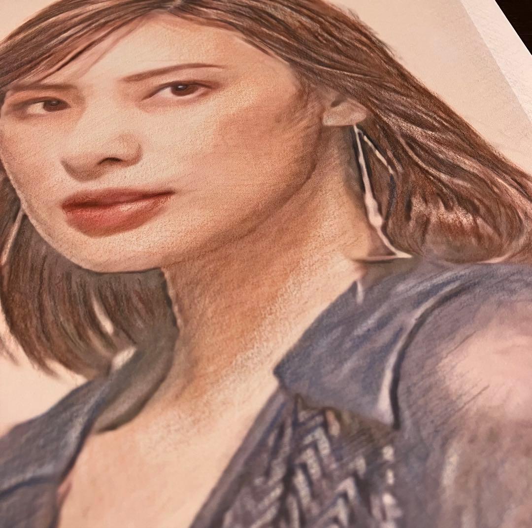 女優画④ 額装品　額縁寸法32.7㎝×24.0㎝×1.5㎝　色鉛筆画　定款付