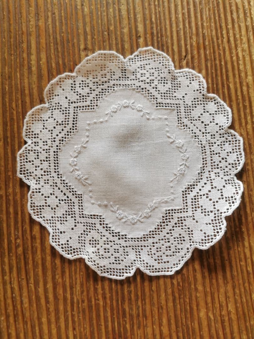 アンティーク フィレレース＆アペンツェル 白糸小花刺繍 フラワー型リネンドイリー