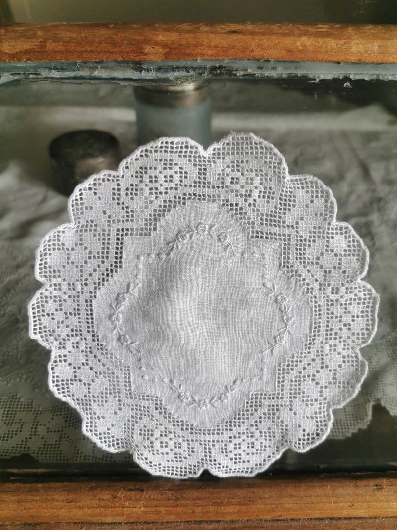 アンティーク フィレレース＆アペンツェル 白糸小花刺繍 フラワー型リネンドイリー