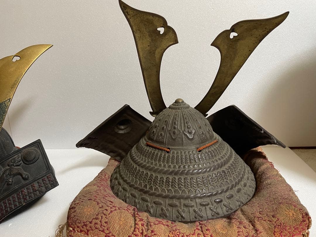 金属製の武具飾り 獅子・龍彫刻付き ２個セット