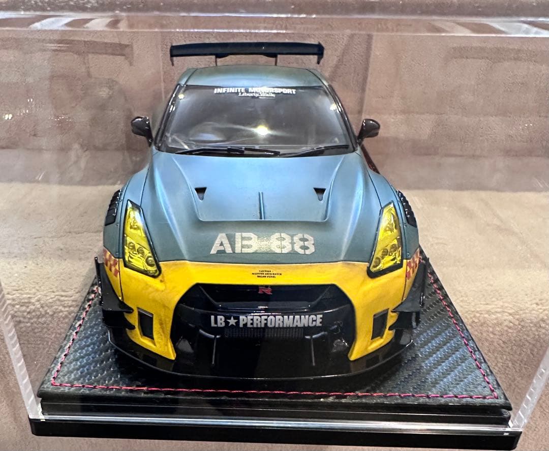 LBWK R35 1/18 ミニカー