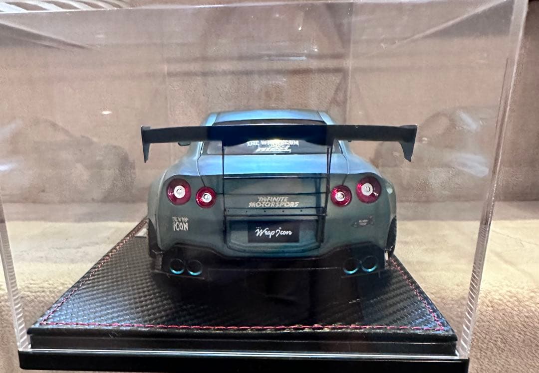LBWK R35 1/18 ミニカー