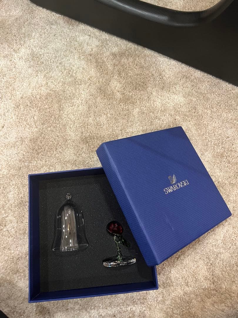スワロフスキー　美女と野獣　ディズニー　薔薇の置物