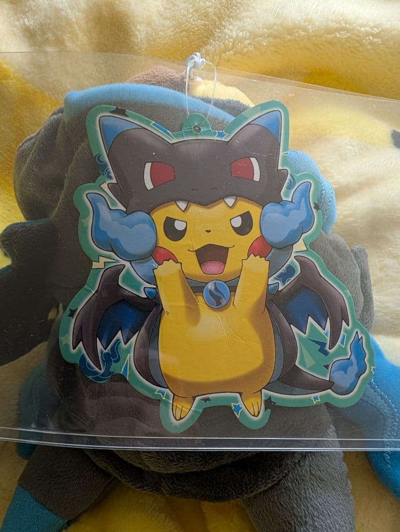 ポケセン限定 ぬいぐるみ メガリザードンXのポンチョを着たピカチュウ