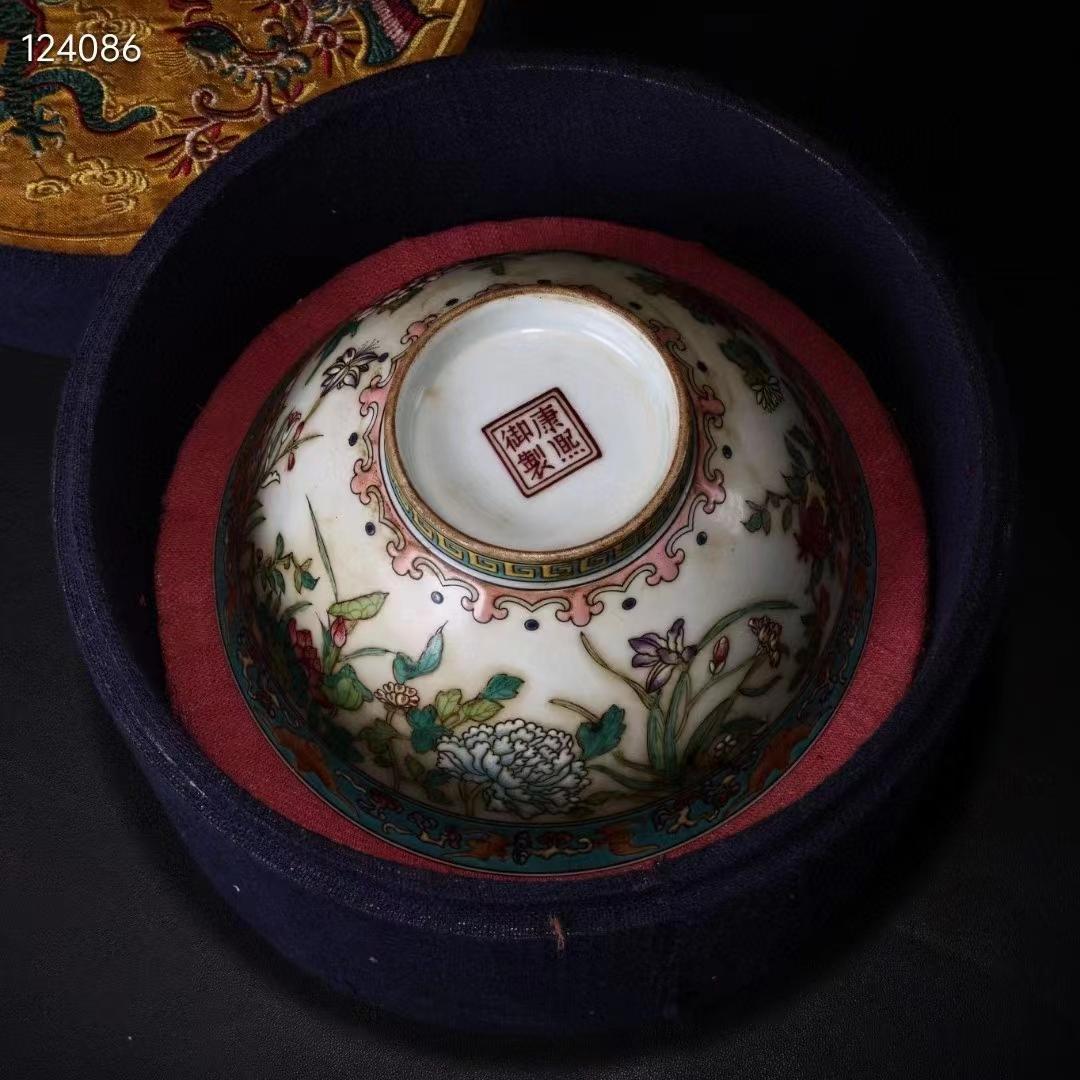中国古美術・珍品旧蔵・純手描き·粉彩磁器ボウル·箱付・置物・食器・観賞瓶・文房具