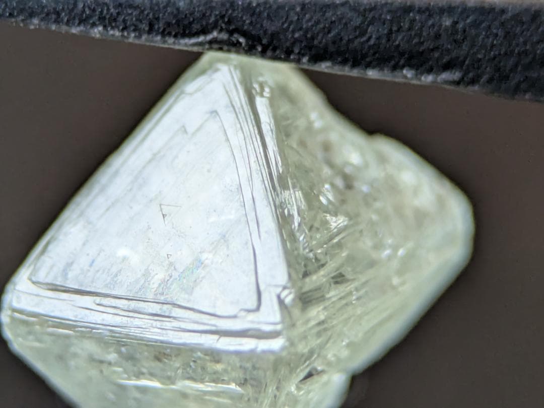 天然ダイヤモンド　八面体（トライゴン・蛍光アリ）　1.830カラット