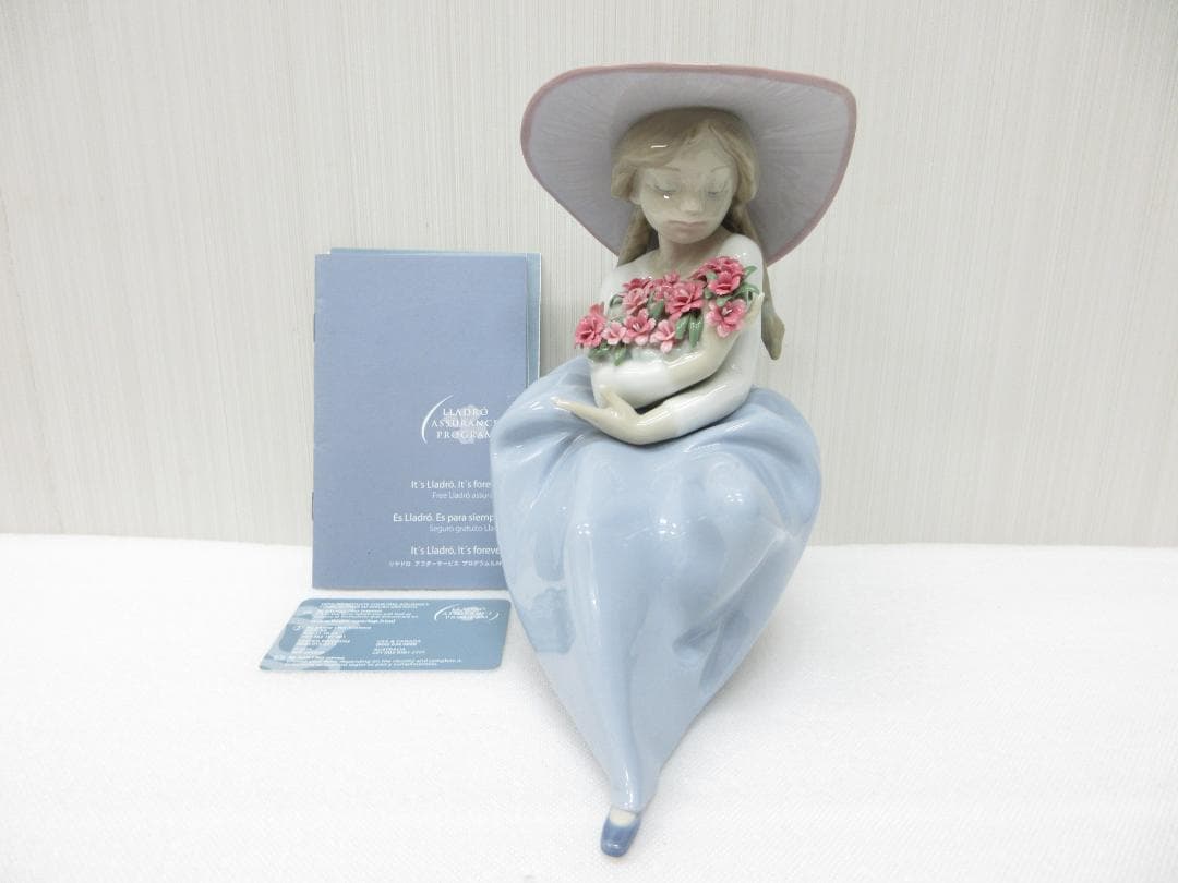 リヤドロ 花の香りにつつまれて 置物 飾り 陶器 少女 花 クラシック a