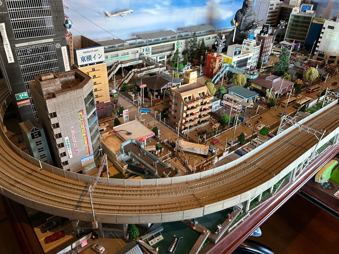 都市風景模型 ジオラマ　　ゴジラ　鉄道　Nゲージ