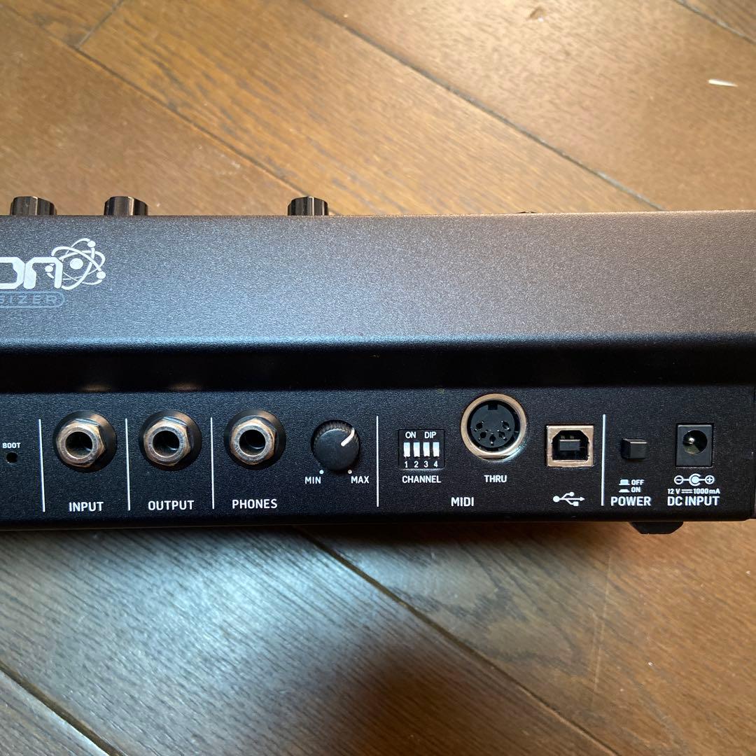 Behringer Neutron セミモジュラーアナログシンセサイザー