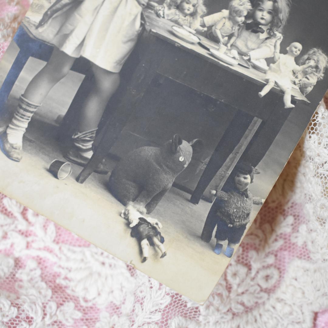 *Antique postcard　お人形さんと少女の食前の祈り