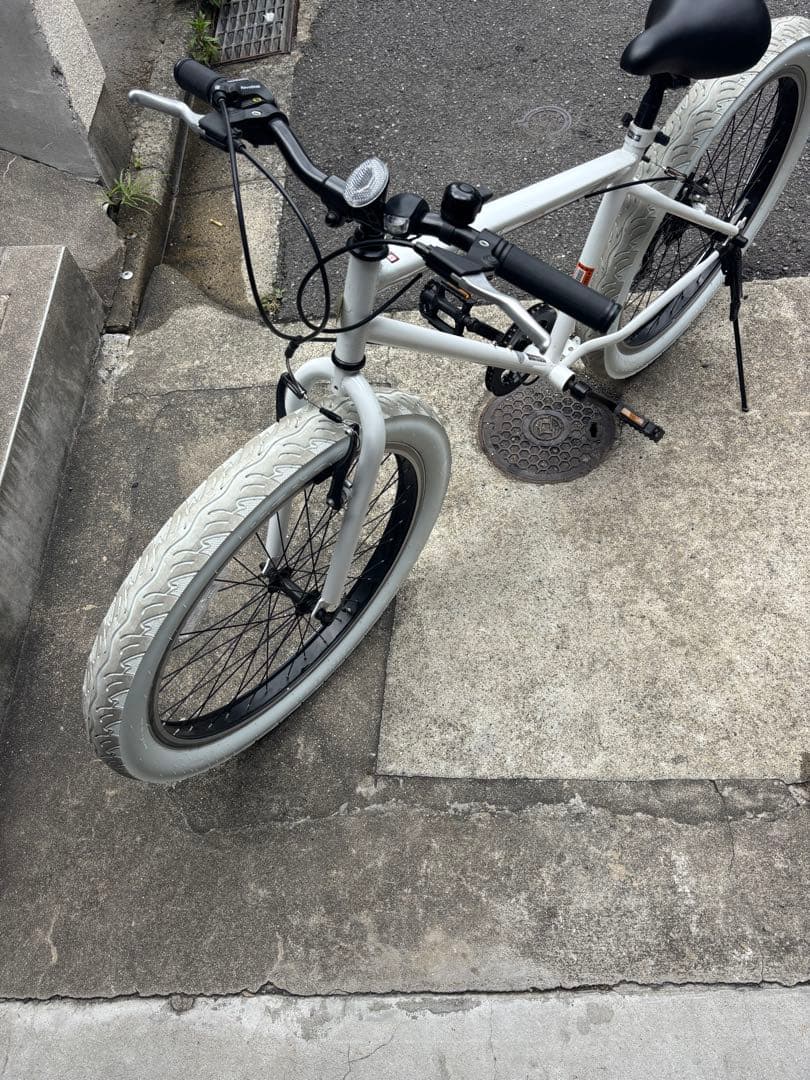 ホワイト クロスバイク 太タイヤ　おしゃれ自転車