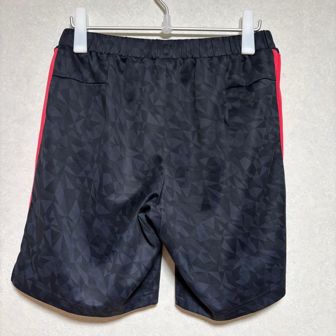 バドミントン用パンツ 黒と赤 幾何学模様