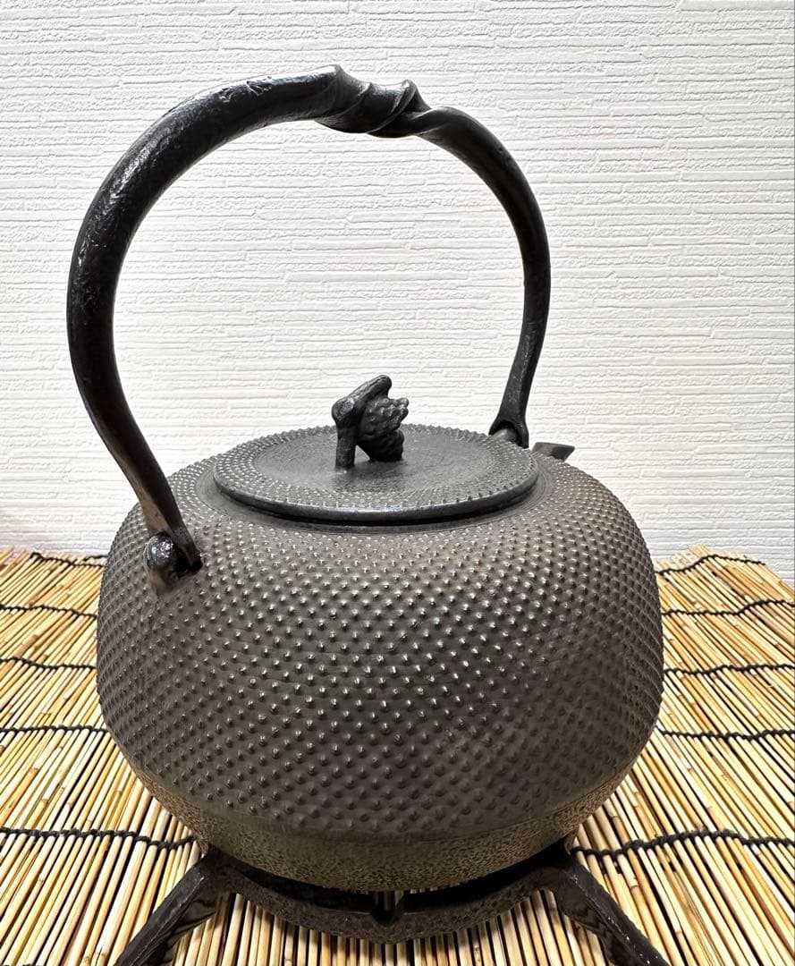 ほぼ未使用品　南部秀山堂　佐藤 勝弘作　１５型アラレ　鉄瓶　南部鉄瓶　南部鉄器