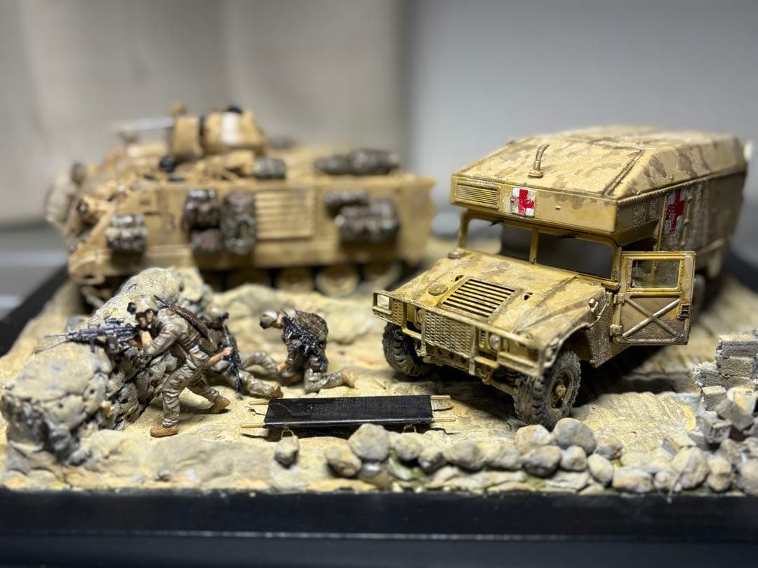戦車　ジオラマ　1/35 デザートワゴン　軍用車両ambulanceと兵士