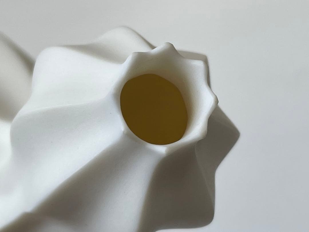 陶芸家　作家物　人気作家　若杉聖子　白磁　一輪挿し　花入　花瓶　共箱