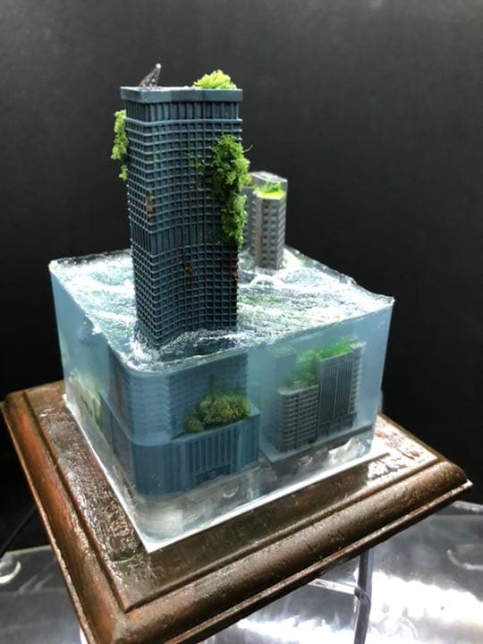 水没ジオラマ　廃墟ビルに泳ぐジンベイザメ