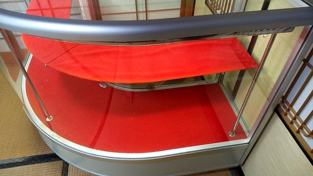 コーナーショーケース　照明付き　キャスター付き